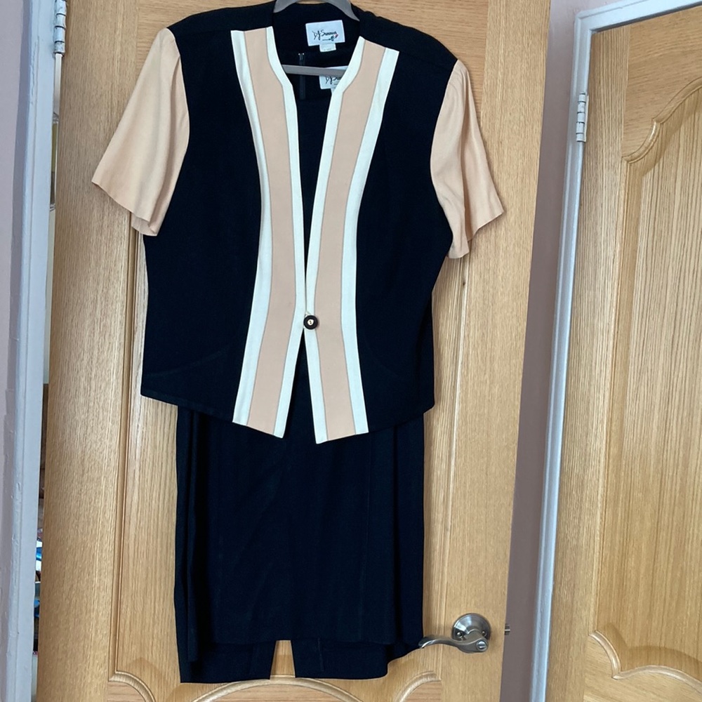 Women 2 piece set. Size 16. Rayon/acetate. Dry clean only.